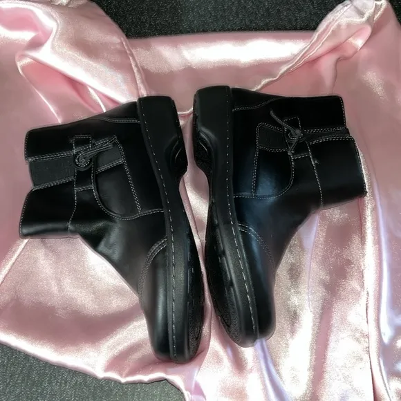 Eastland Women's Bella Ankle Boot - Slip-On Comfort with Zippe Size 7