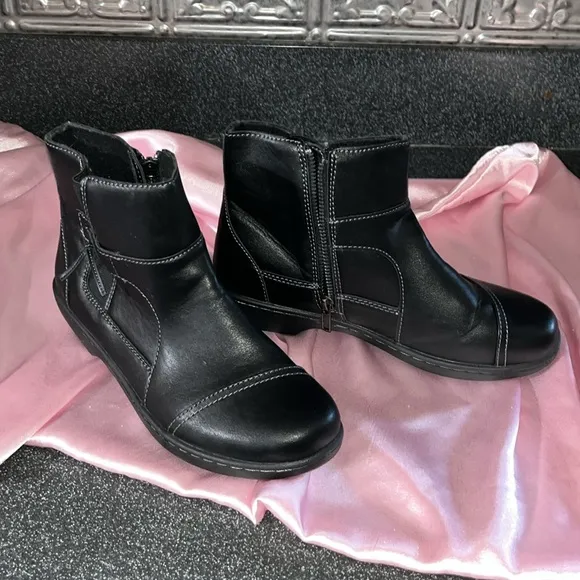 Eastland Women's Bella Ankle Boot - Slip-On Comfort with Zippe Size 7