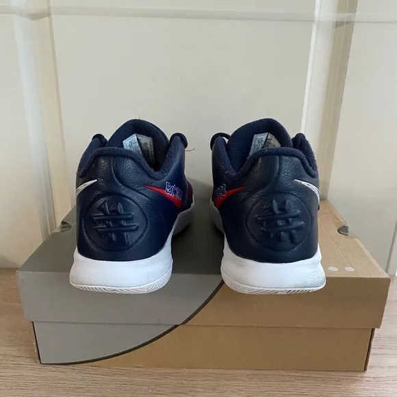Nike Kyrie Flytrap III Kids Sneakers - 6.5 Y