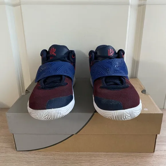 Nike Kyrie Flytrap III Kids Sneakers - 6.5 Y