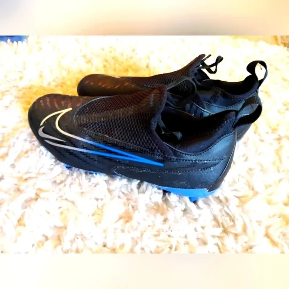 NIKE PHANTOM boys/kids cleats size 3 LIKE NEW Black And Blue