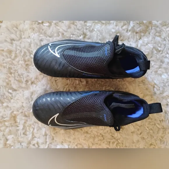 NIKE PHANTOM boys/kids cleats size 3 LIKE NEW Black And Blue