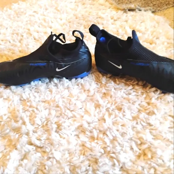 NIKE PHANTOM boys/kids cleats size 3 LIKE NEW Black And Blue