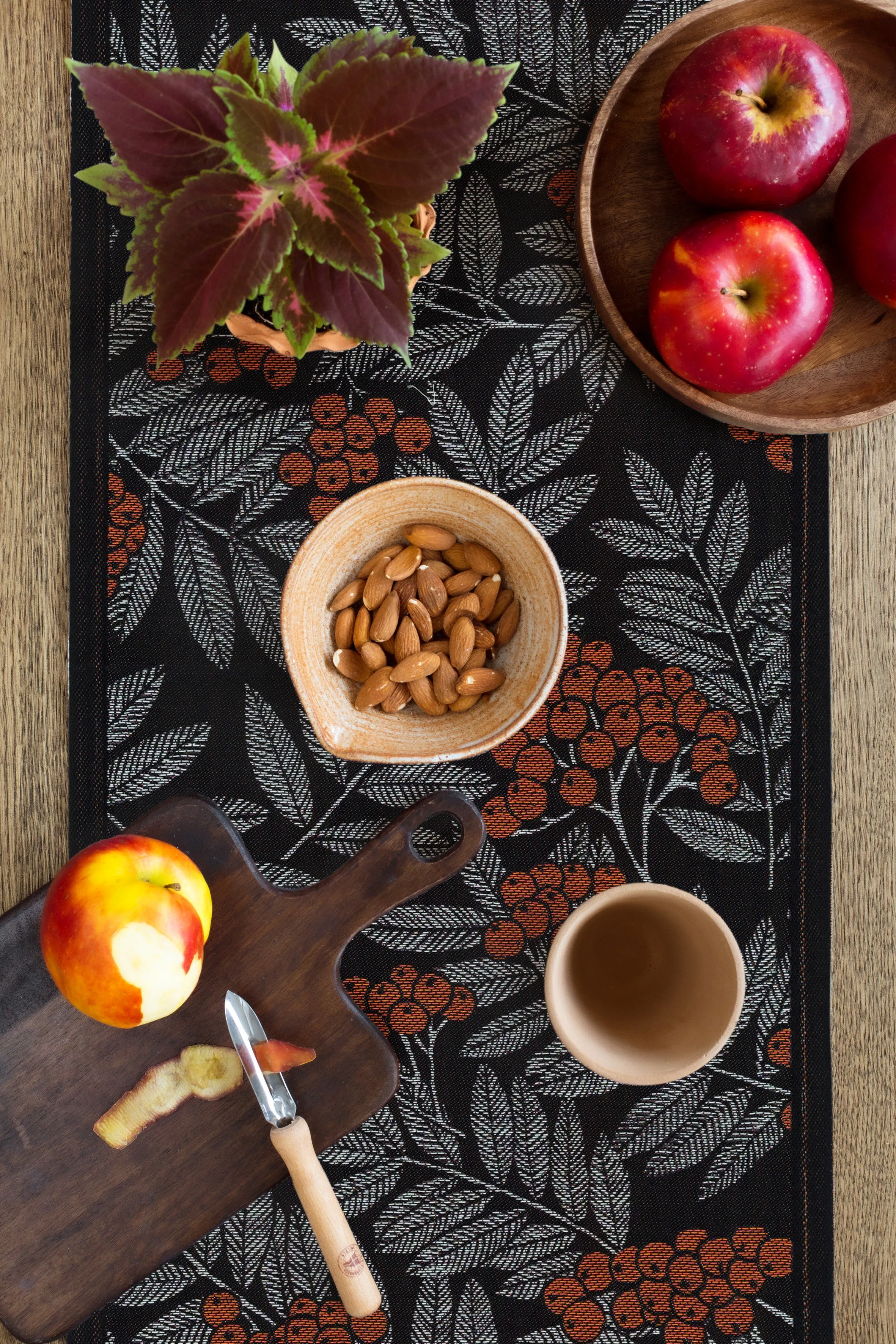 Ronnbarsblad Table Runner