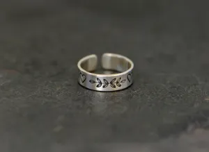 Sterling silver toe ring with leaves and hearts