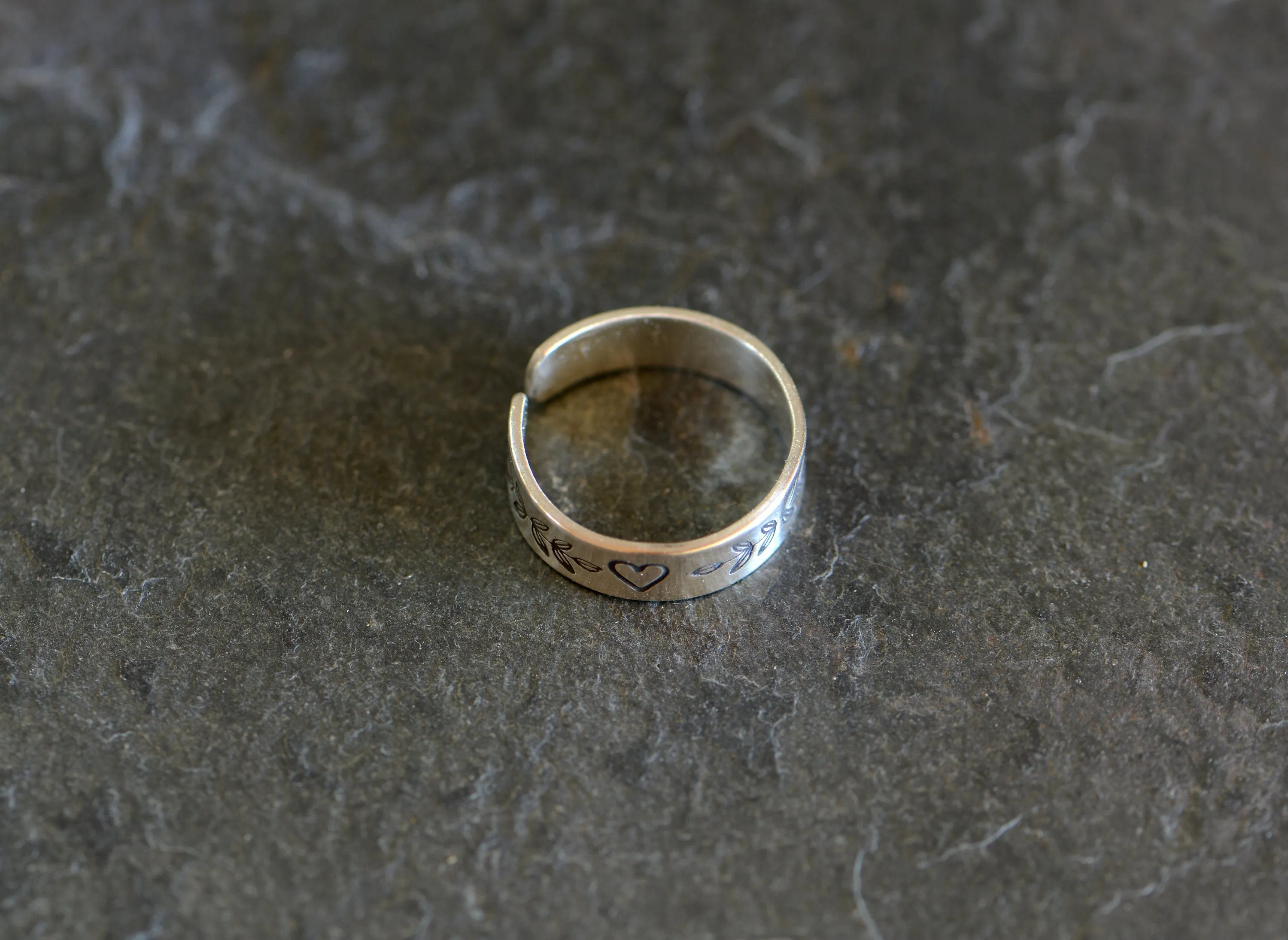 Sterling silver toe ring with leaves and hearts