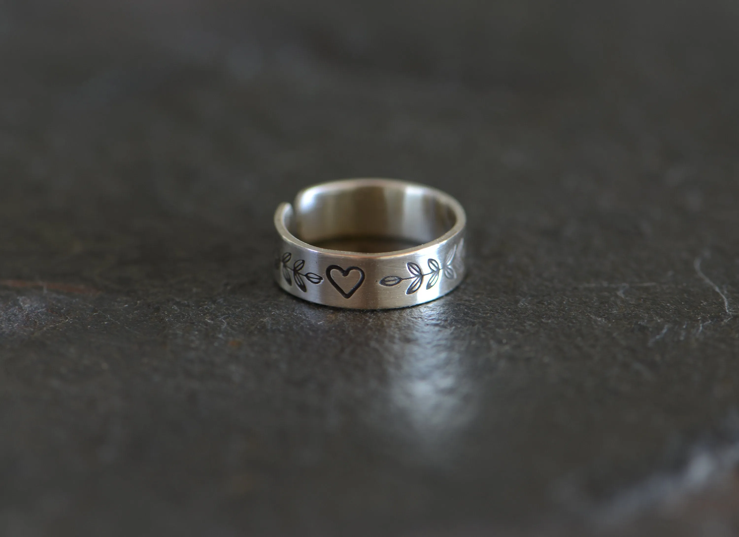 Sterling silver toe ring with leaves and hearts